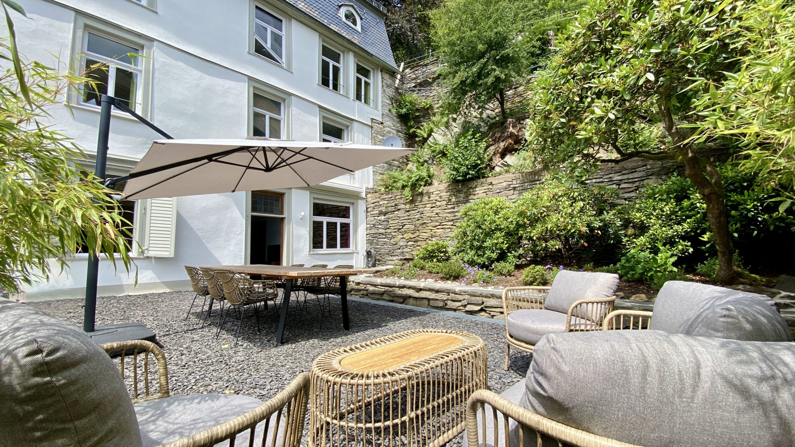 14_Gartenlounge mit Felsenbeet