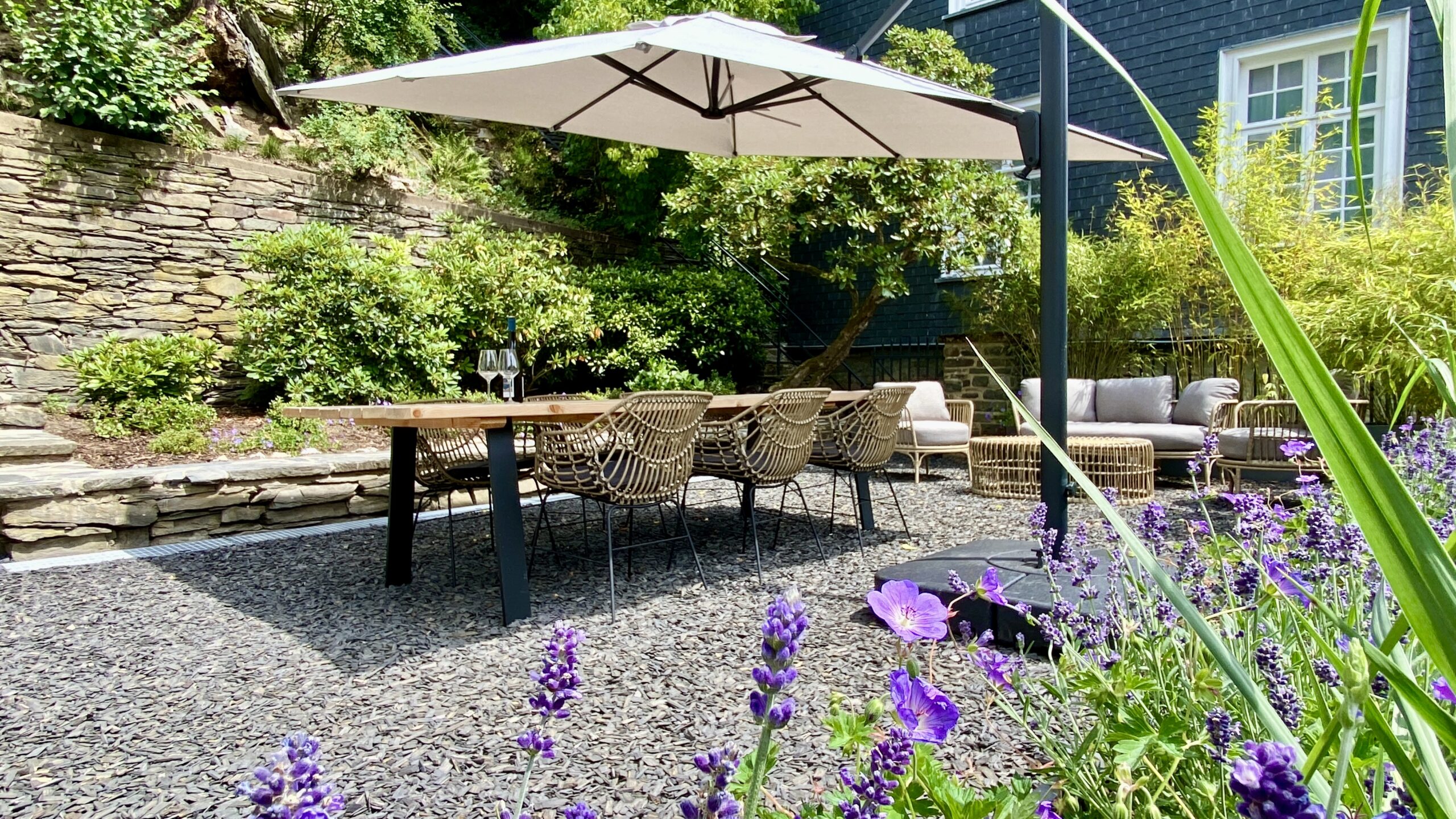 16_Gartenterrasse mit Lavendelbeet