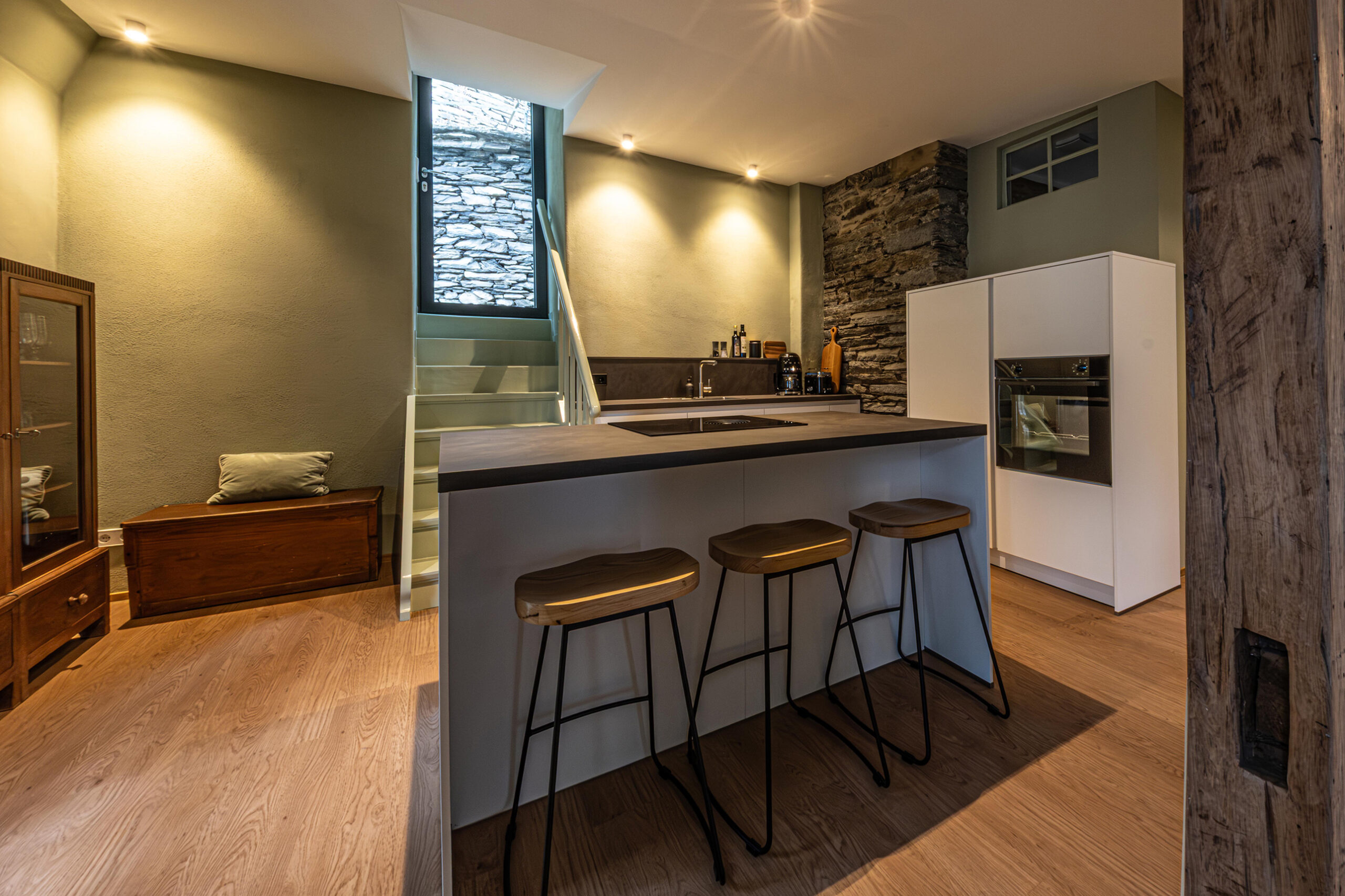 Traumzeit_Küche mit Aufgang zum Garten