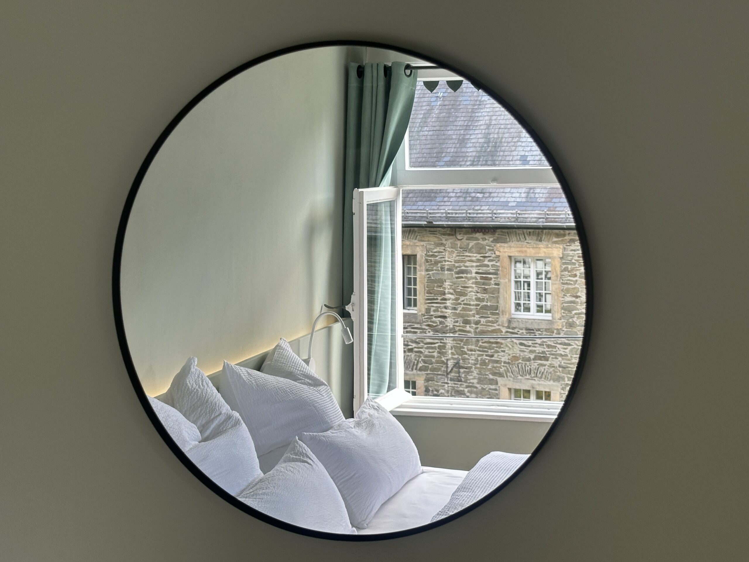 Traumzeit_Spiegeldetail Bett